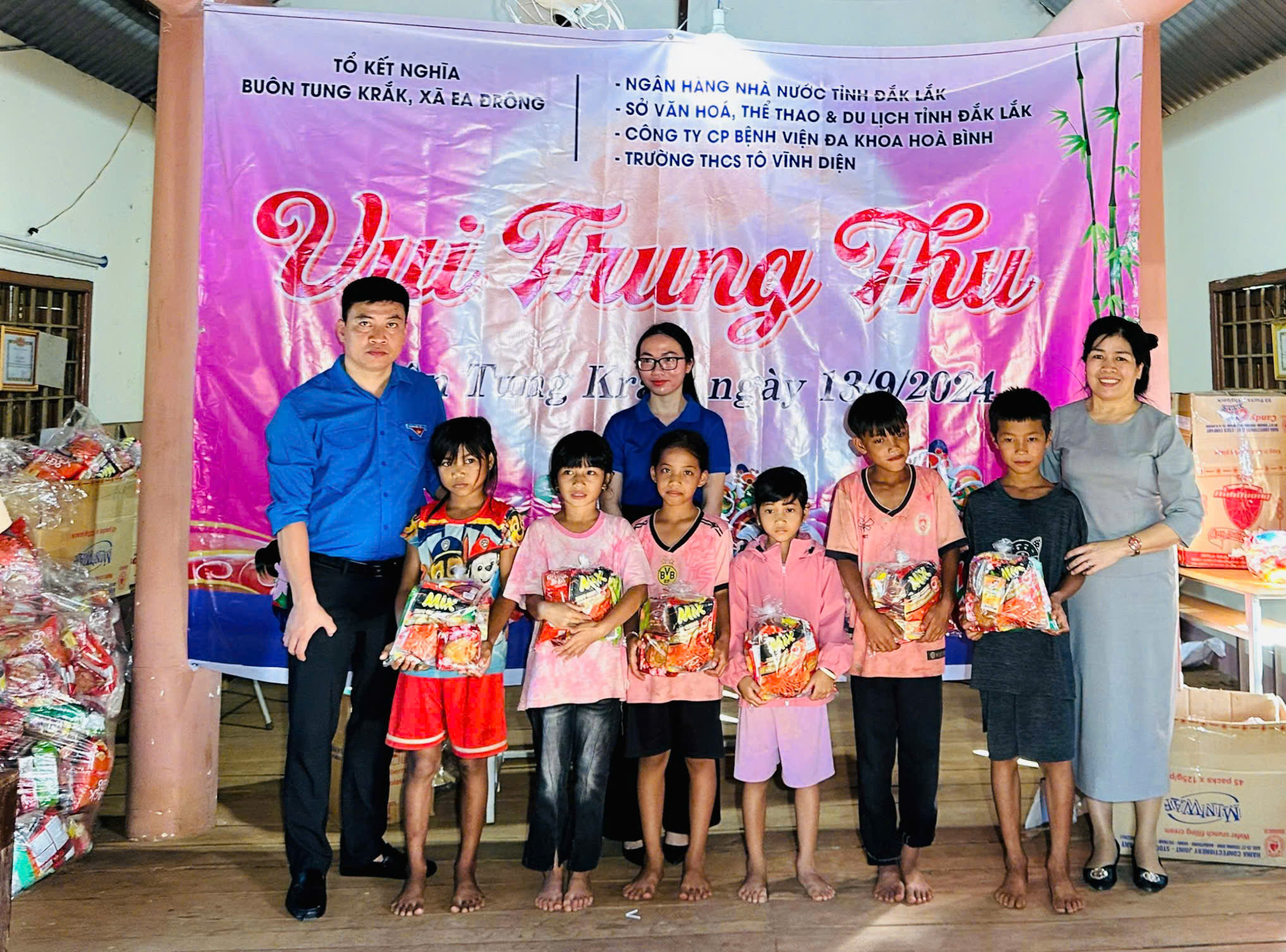 Tổ chức thăm hỏi, tặng quà cho các em thiếu nhi buôn kết nghĩa nhân dịp tết Trung thu